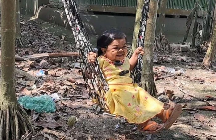 ৩৪ বছর বয়সেও উচ্চতা মাত্র ২৮ ইঞ্চি : মিলির স্বপ্ন শুধু একটি ঘর, একটি গরু আর একটি ছাগল